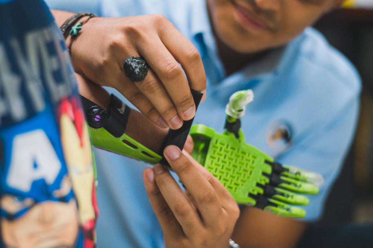 Jóvenes combinan la tecnología con la solidaridad