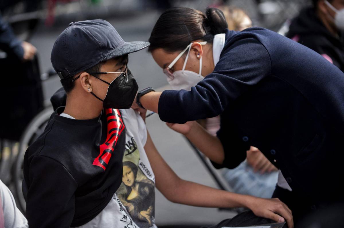 Tres dosis de la vacuna de Pfizer son más eficaces que dos