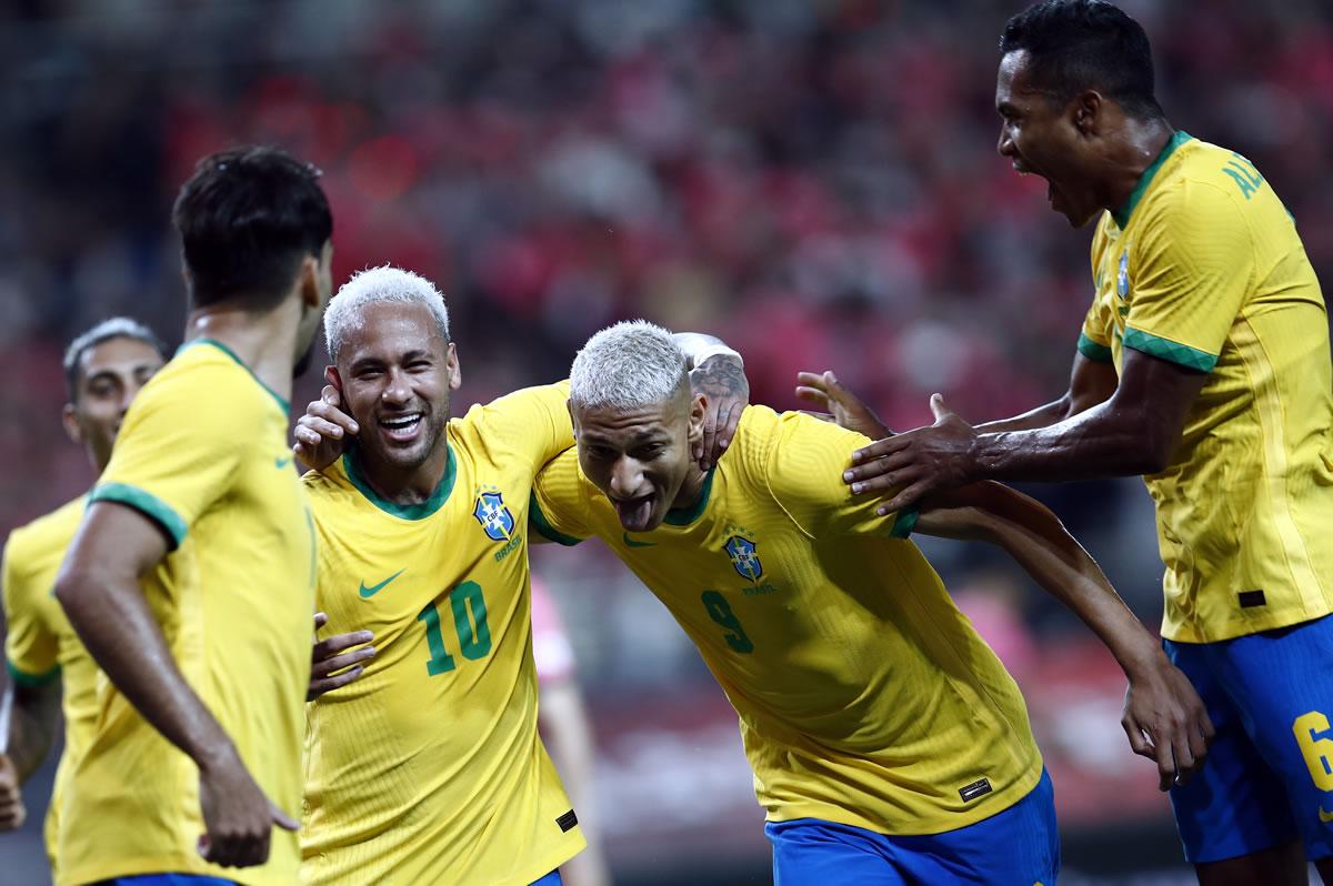 Richarlison celebrando el gol que marcó contra Corea del Sur.