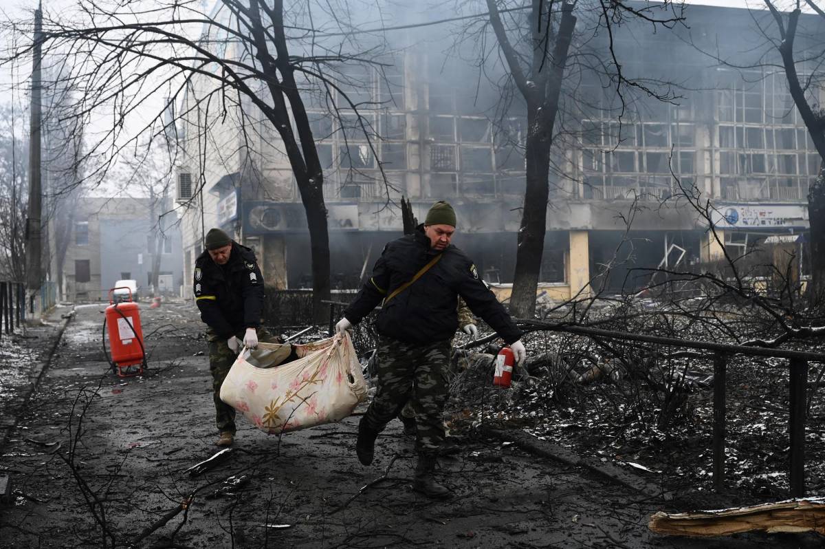 Infierno en Kiev: Bombardeos sacuden la capital ucraniana que se prepara para resistir la ofensiva rusa