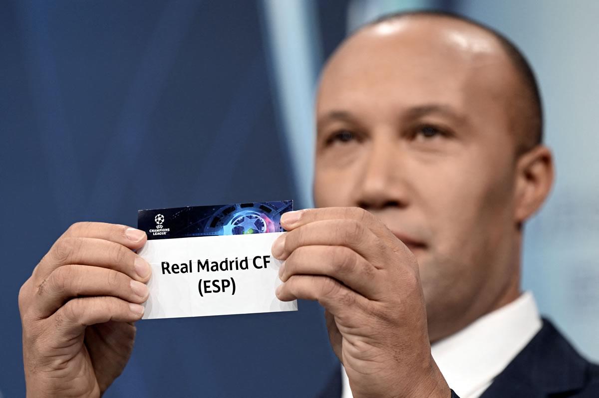 El exfutbolista francés Mikael Silvestre muestra el nombre del Real Madrid en el sorteo.