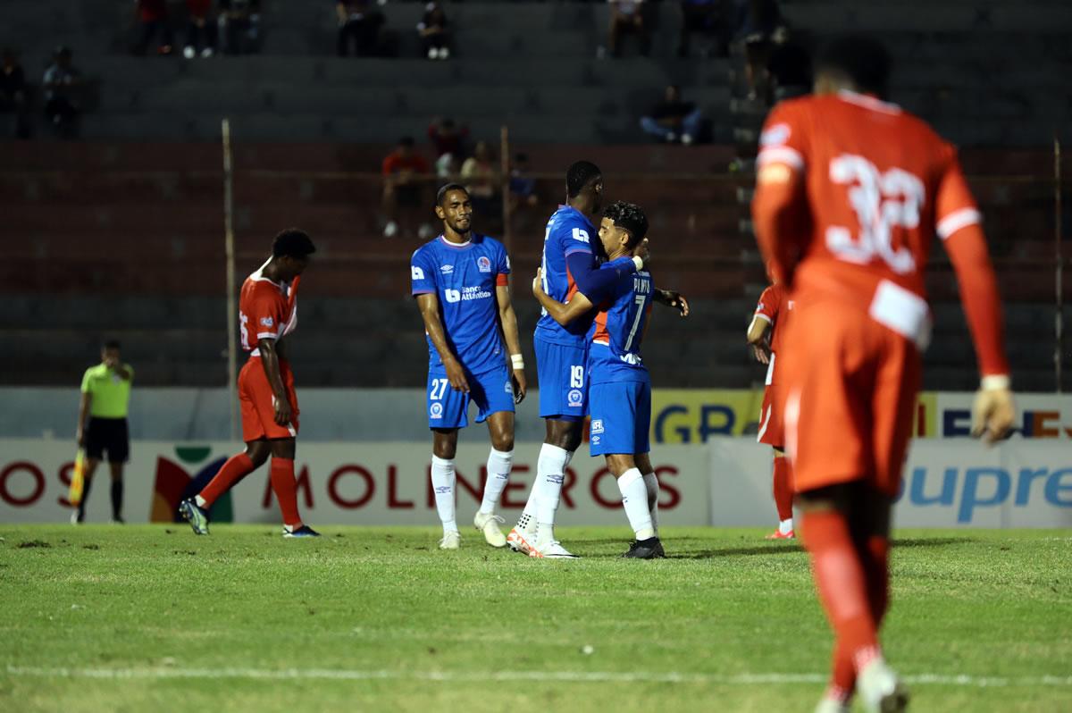 José Mario Pinto festejó su gol con Yustin Arboleda y Jerry Bengtson.