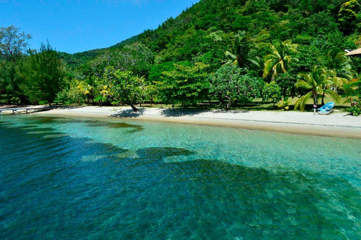 El turismo en Guanaja sigue activo a pesar del incendio