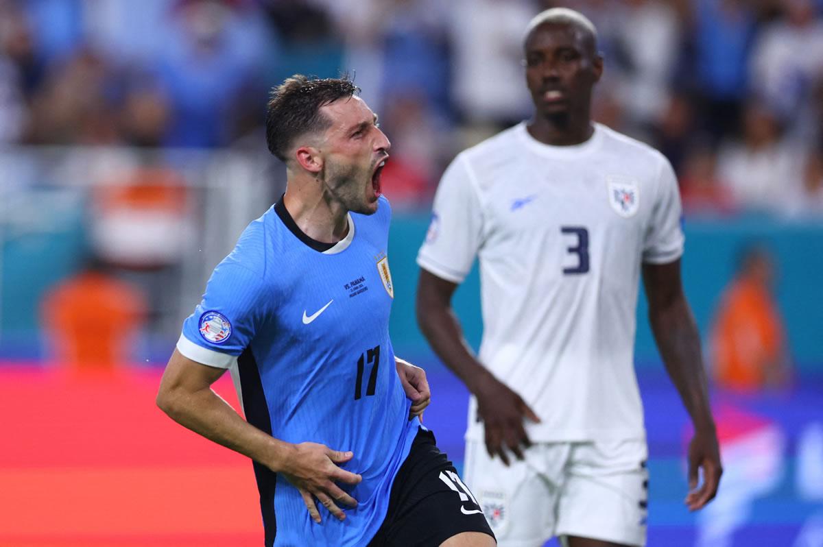 Matías Viña sentenció el juego con el tercer gol de los uruguayos.