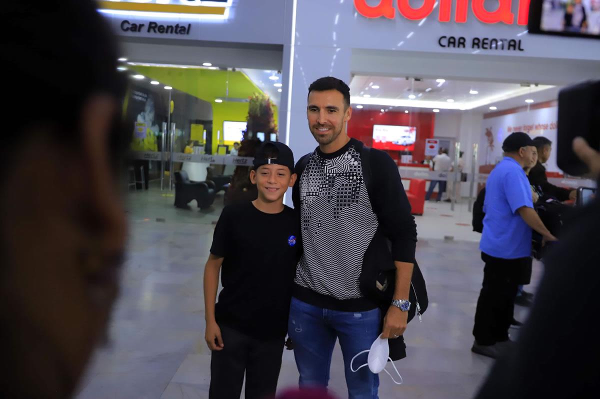 El jugador estadounidense posando con un pequeño aficionado que le pidió una foto.