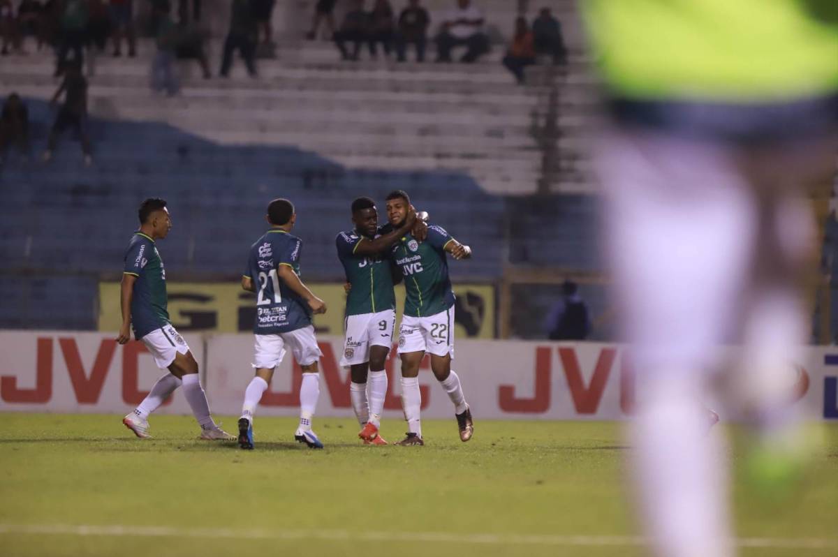 Kilmar Peña celebrando su gol con sus compañeros.