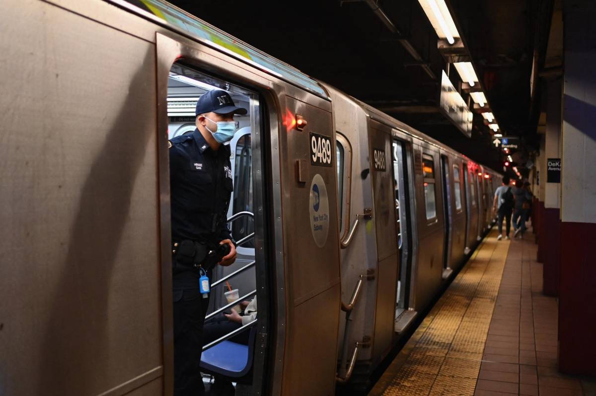 La policía de Nueva York redobló la seguridad en el metro tras el ataque registrado ayer.