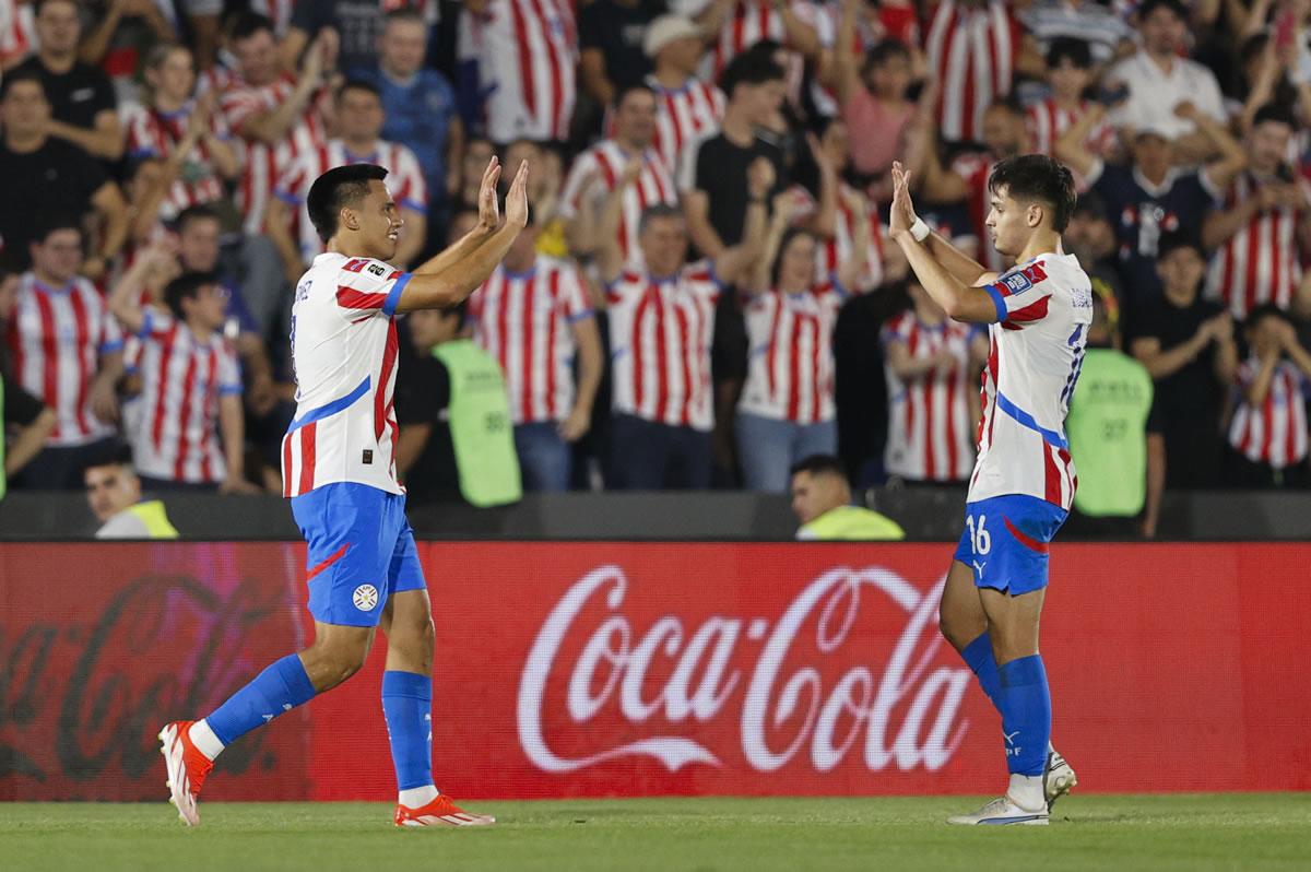 Diego Gómez (izq) de Paraguay celebra su gol en el partido de las eliminatorias sudamericanas para el Mundial de 2026 ante Brasil.