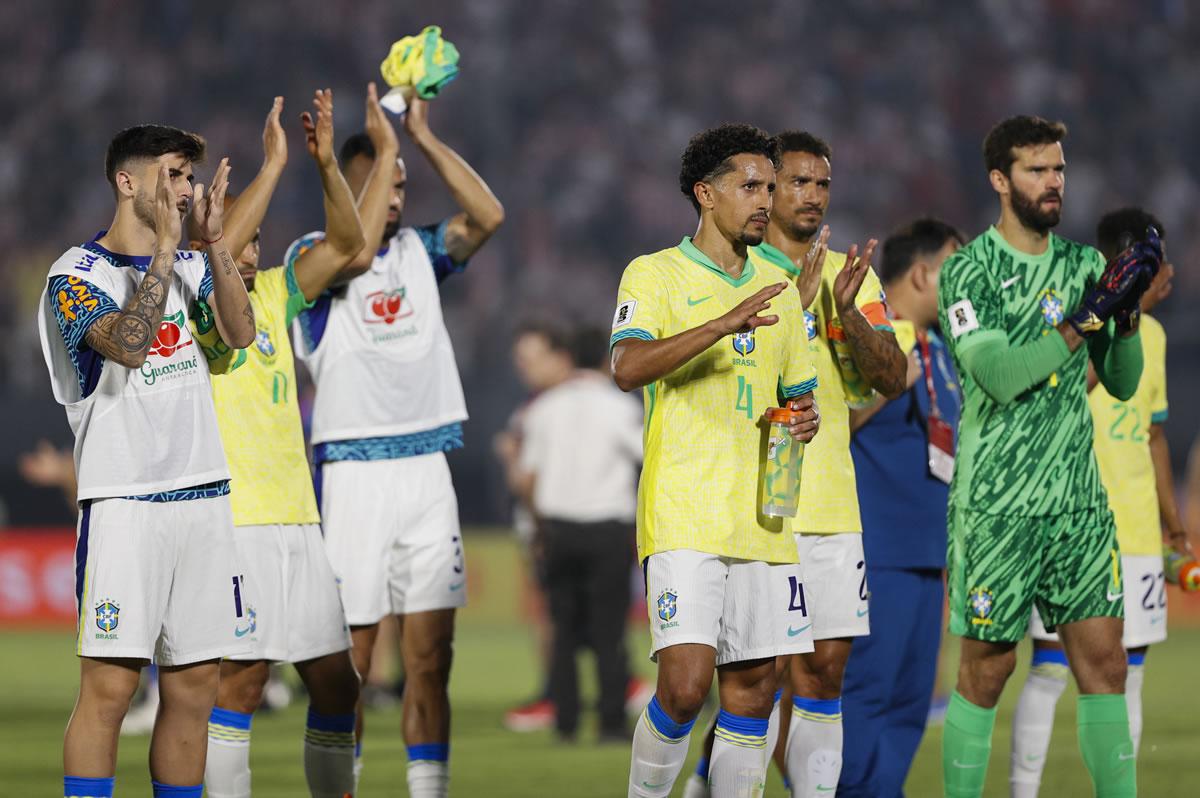 Los jugadores de Brasil, tristes tras la derrota ante Paraguay, aplauden el apoyo de los aficionados que viajaron a Asunción.