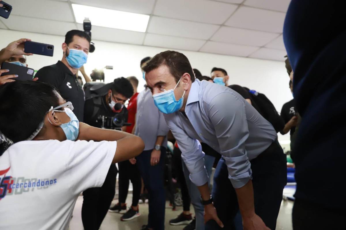 Momento en donde Daniel Martínez conversaba con el presidente José Riestra del Atlas.