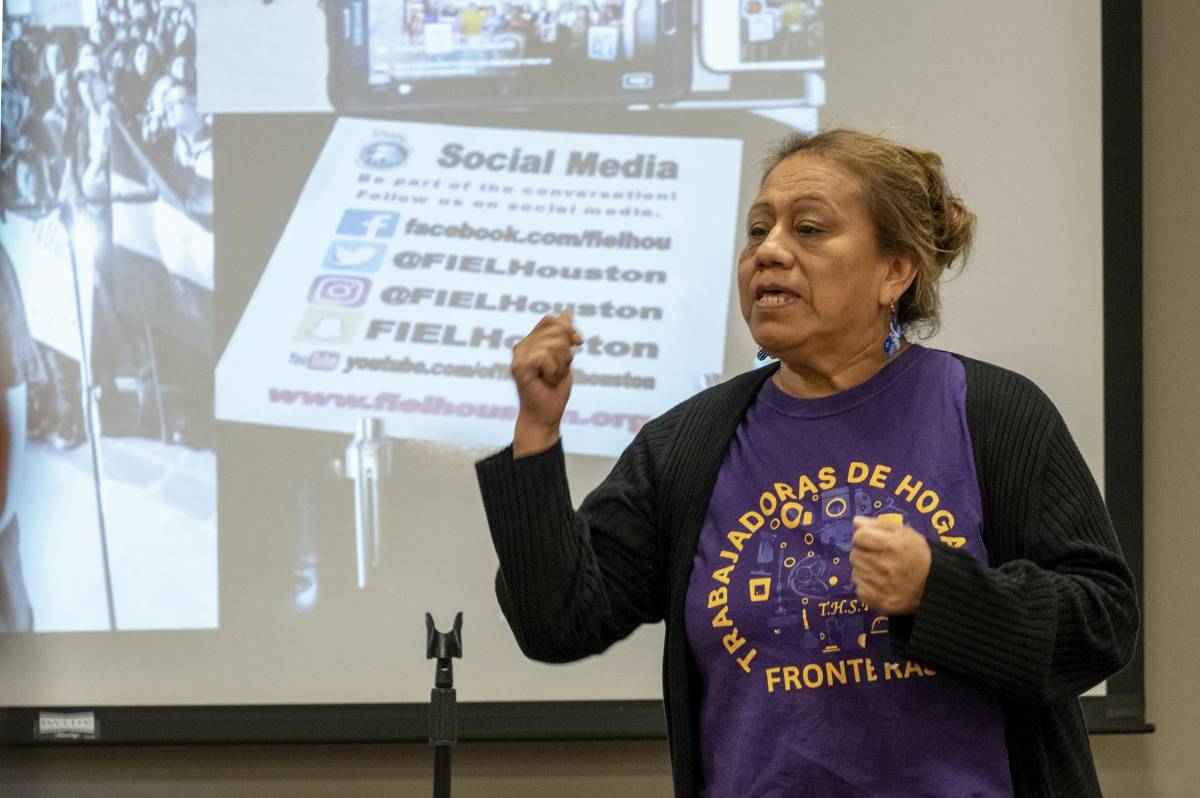Consuelo Ramírez, activista comunitaria y fundadora de Trabajadoras del Hogar sin Fronteras, habla durante un foro comunitario sobre leyes migratorias en Houston, Texas.