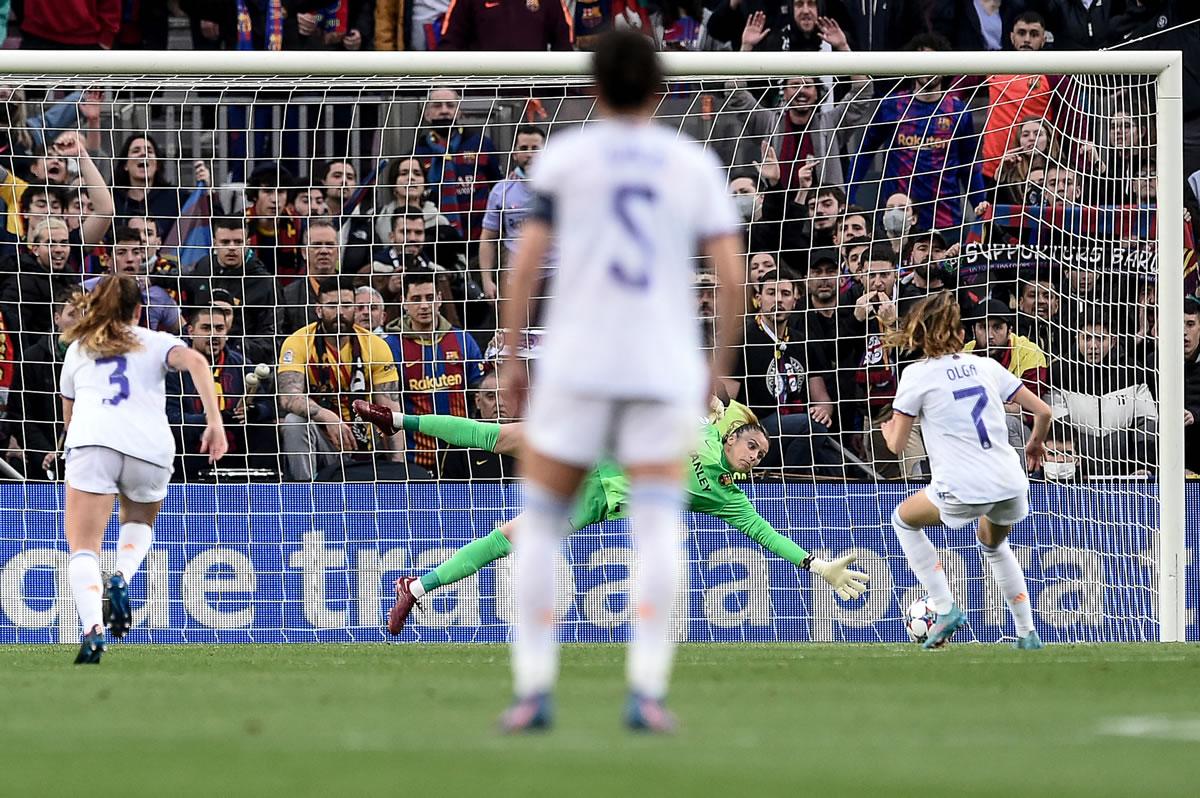 Olga Carmona marcando de penal para el empate transitorio del Real Madrid 1-1.
