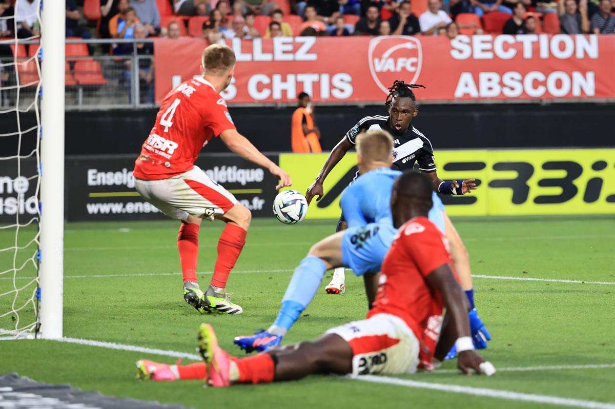 Así marcó Alberth Elis su gol contra el Valenciennes.