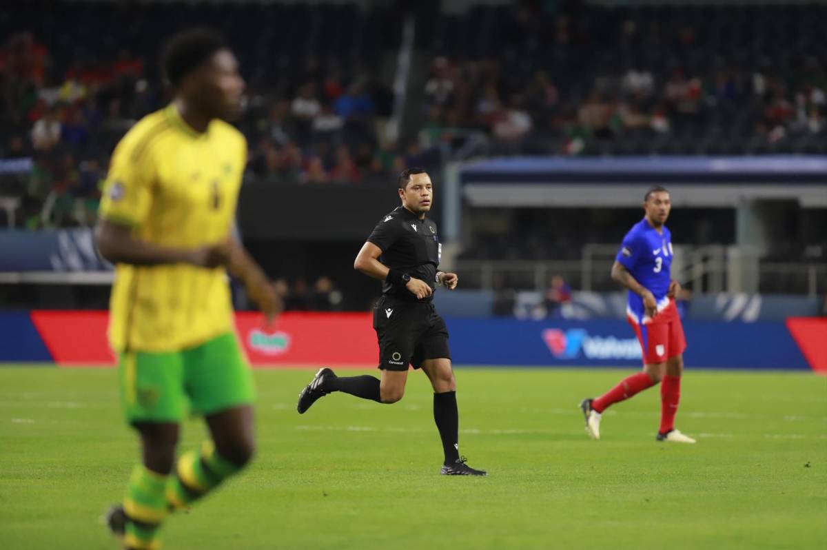 El hondureño Selvin Brown fue el árbitro central del duelo Estados Unidos vs Jamaica por la semifinal de la Nations League de Concacaf.
