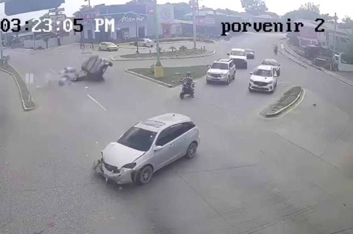 Imágenes del momento del accidente donde conductor se pasó semáforo en rojo y murió bebé