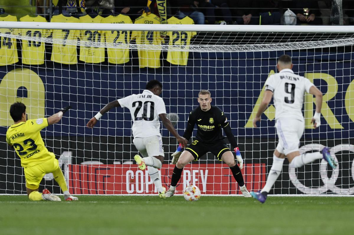 El delantero brasileño Vinícius Júnior dispara a puerta para marcar el descuento del Real Madrid.