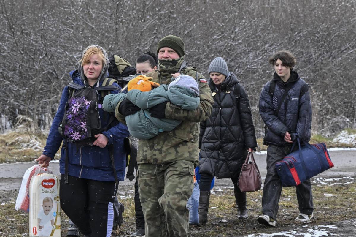 Refugiados ucranianos huyen hacia Polonia y otros países vecinos ante el asedio de las tropas rusas.