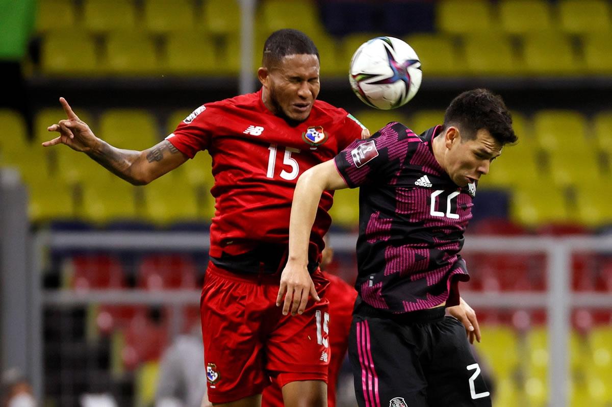 Hirving Lozano disputa un balón con Eric Davis de Panamá.