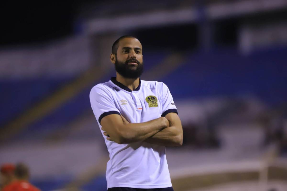 El portero Edrick Menjívar no aparece ni en el banquillo de suplentes. Pedro Troglio decidió darle descanso.