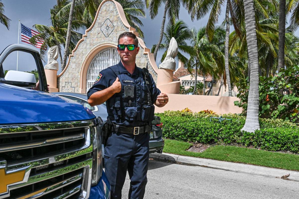 Agentes de la policía de Florida vigilan la residencia de Trump.