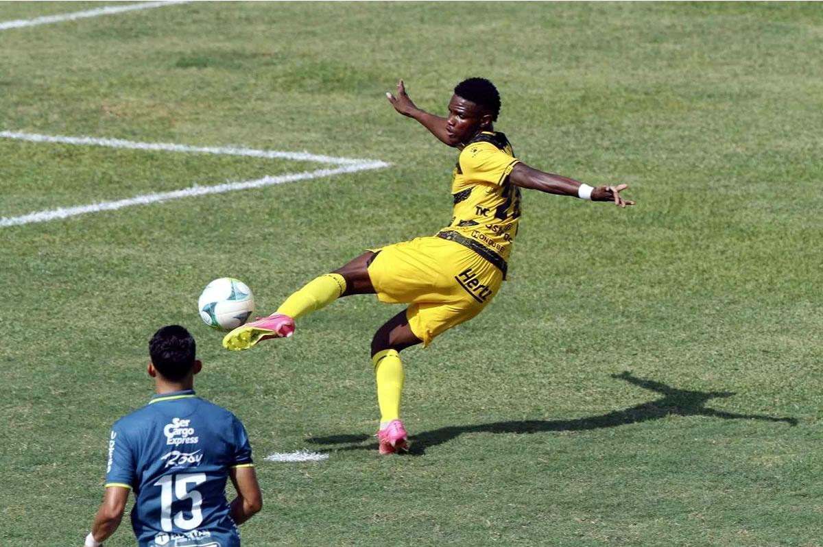 Así le pegó Daniel Carter Bodden de zurda en una clara ocasión de gol que tapó César Samudio. Estaba en el manchón penal.