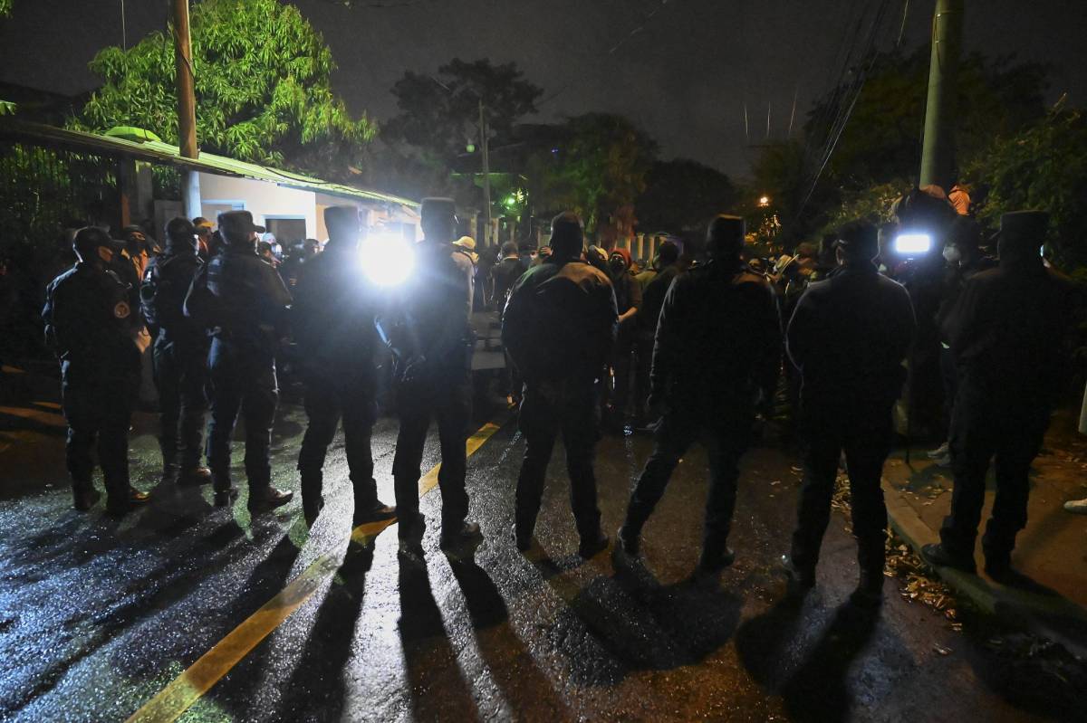Un fuerte dispositivo de seguridad de la policía de Honduras rodea la residencia del expresidente en una exclusiva zona de Tegucigalpa.