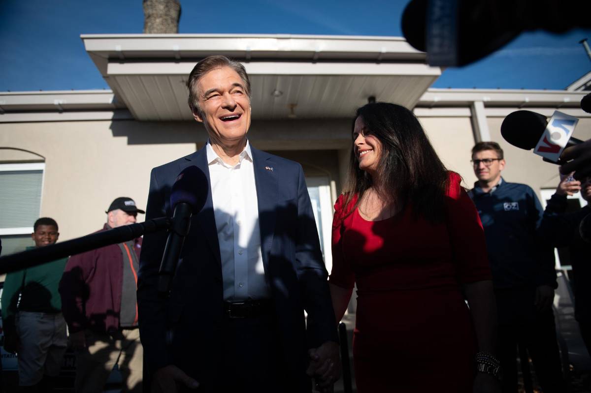 El Dr. Mehmet Oz acudió a las urnas este martes acompañado de su esposa, Liza.