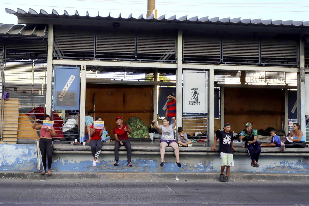 Los demás se quedan en la estación sentados en lo que serían las portezuelas de entrada y salida de los pasajeros del Trans 450, con la mano tendida pidiendo dinero a los conductores de los miles de coches que van y vienen.