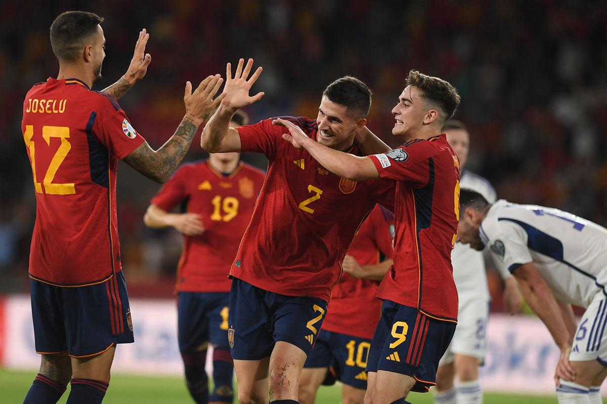 Oihan Sancet festejando su gol con Joselu y Gavi.