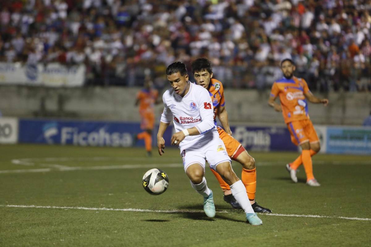 Chirinos conduce el balón ante la marca del zaguero Ismael Santos.