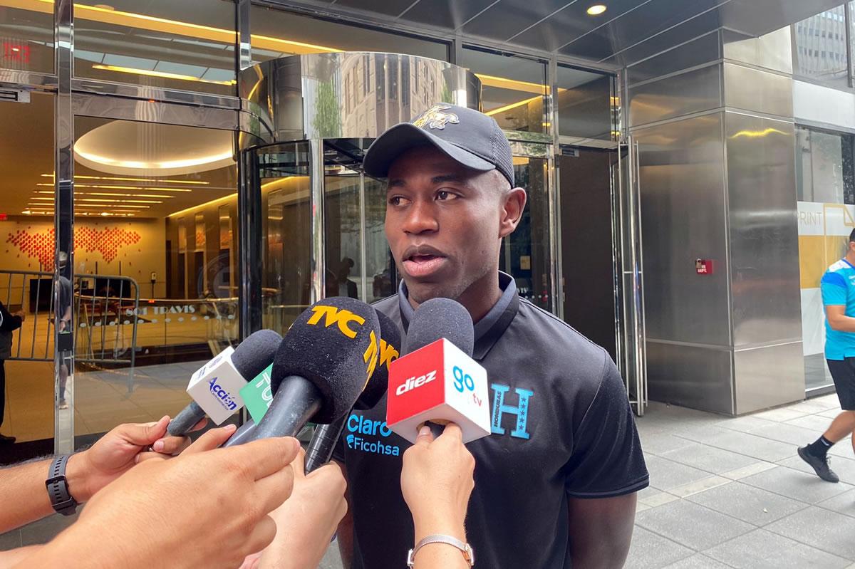 Wesly Decas dio declaraciones ante los medios a la salida del hotel de concentración, antes de partir al entrenamiento.