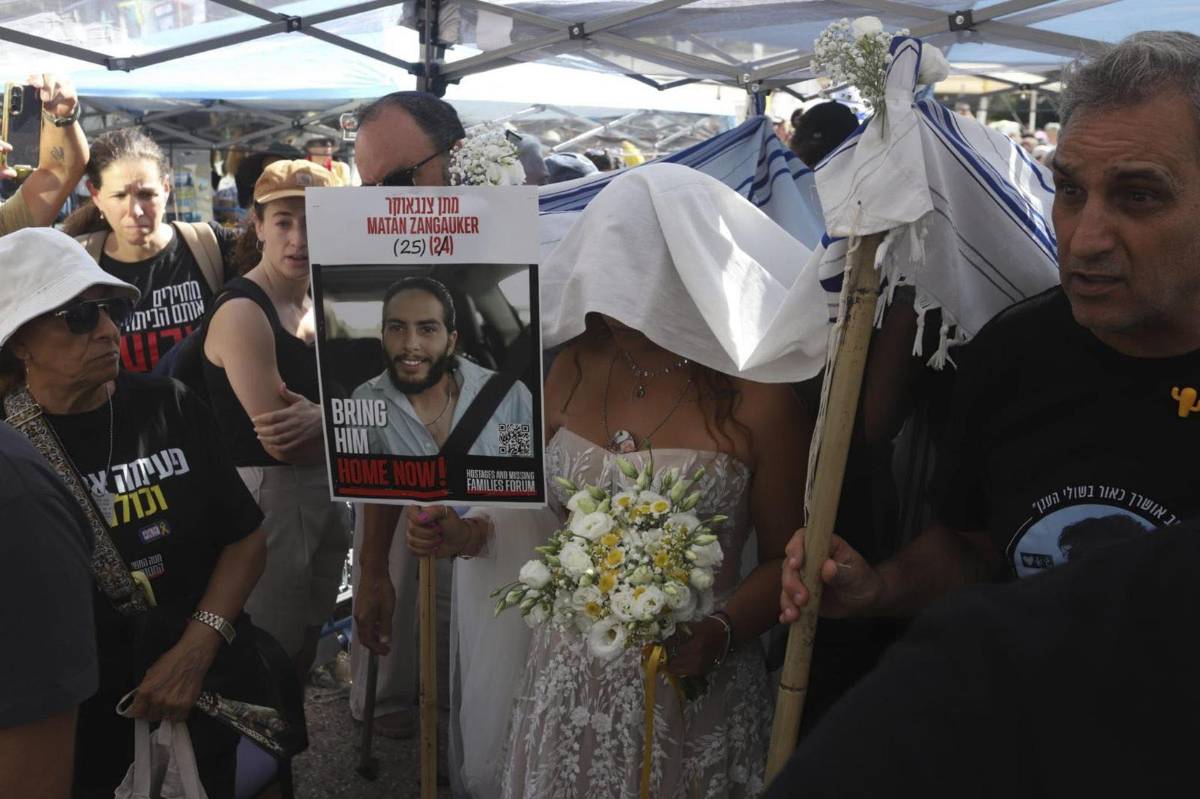 Exrehén mexicana celebra boda simbólica mientras su novio sigue cautivo en Gaza