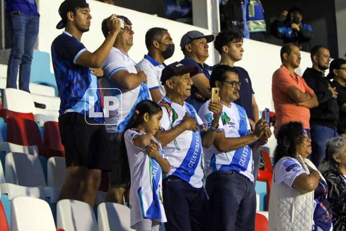 Aficionados chapines se hicieron presentes en el estadio Nacional Chelato Uclés para apoyar a su selección.