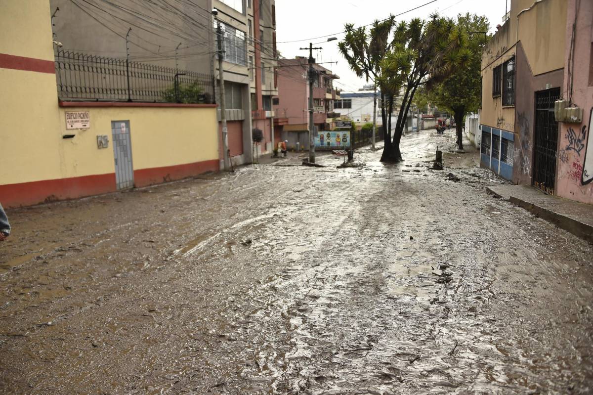 Varias familias resultaron damnificadas por las inundaciones y aluviones en Quito.