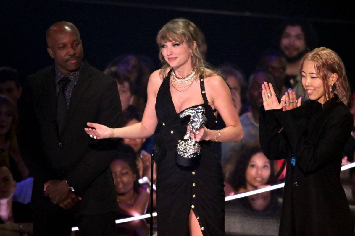 Taylor Swift acepta el premio al Video del año por “Anti-Hero” en el escenario durante los MTV Video Music Awards 2023 en el Prudential Center el 12 de septiembre de 2023 en Newark, Nueva Jersey.