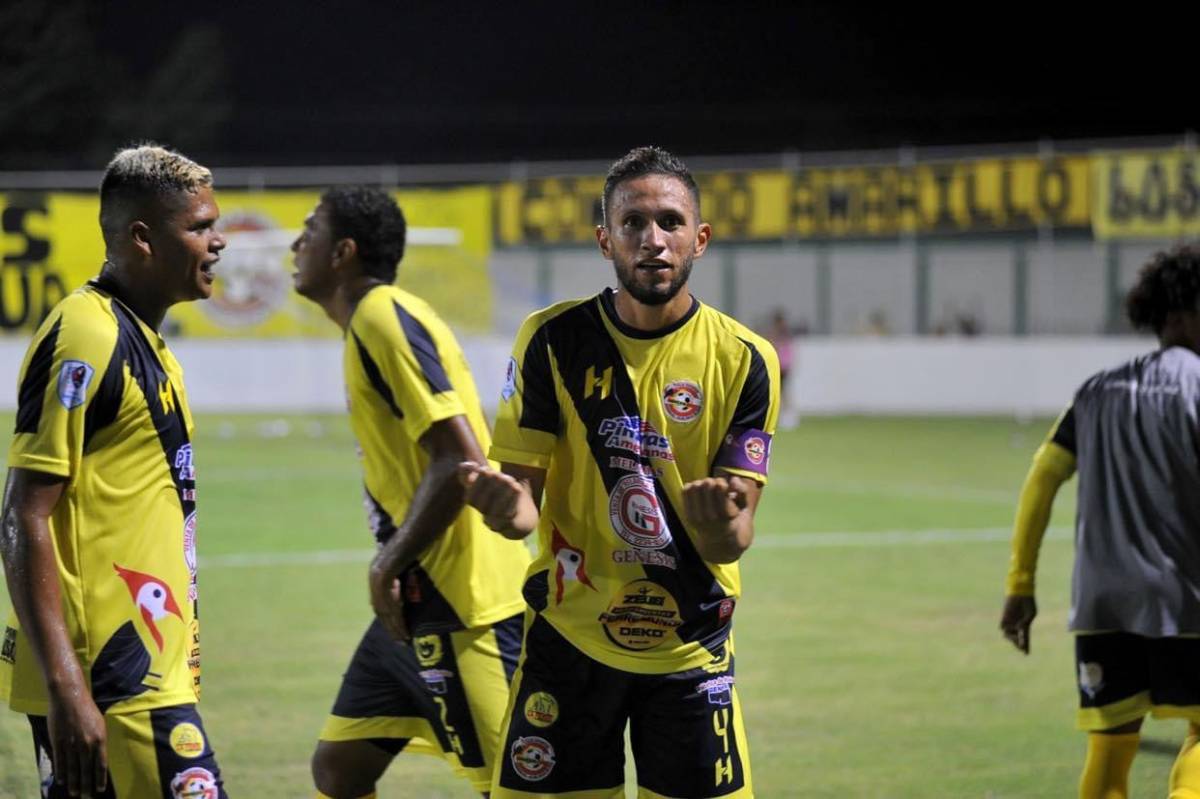 Óscar Padilla en la celebración del segundo gol del Génesis de Comayagua.