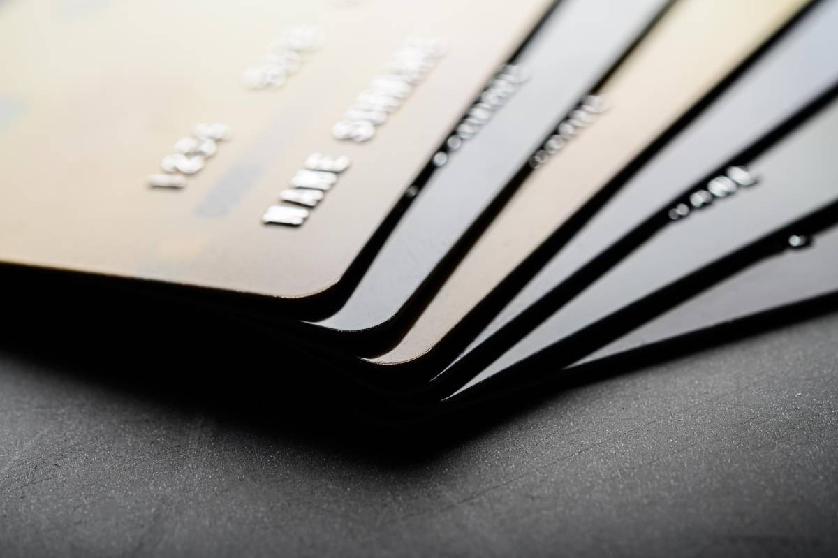 Fotografía muestra tarjetas de crédito que están apiladas cuidadosamente, enfoque selectivo.