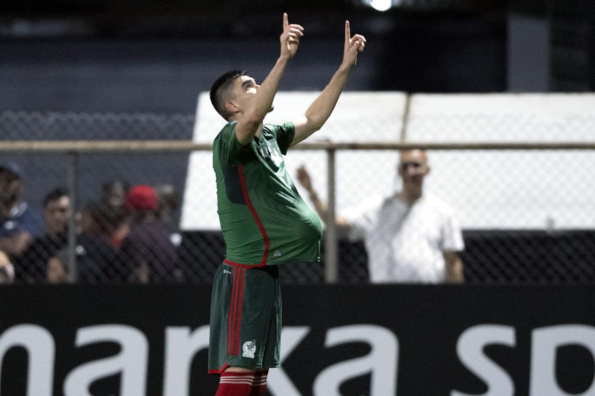 Johan Vásquez y su dedicación especial tras marcar el primer gol de México ante Surinam.