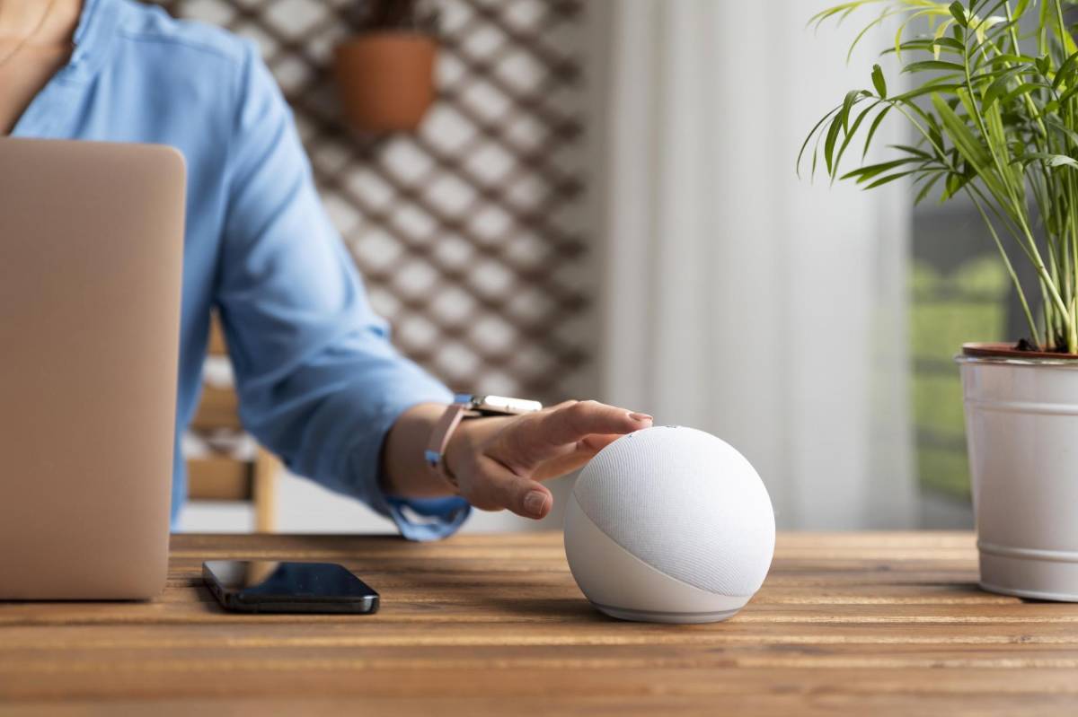 Amazon podría cobrar por una versión de su asistente Alexa con IA