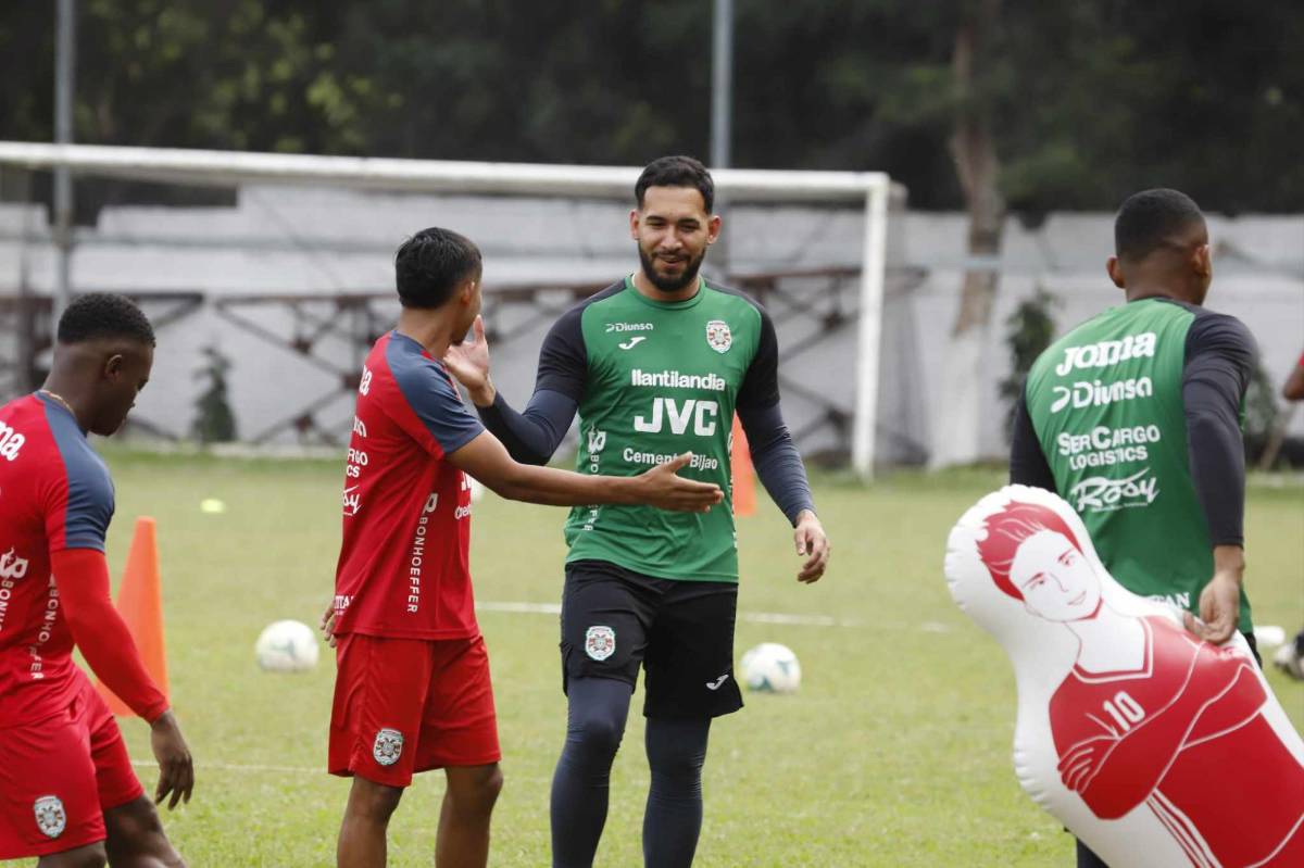 Samudio saludando a sus compañeros del Marathón.