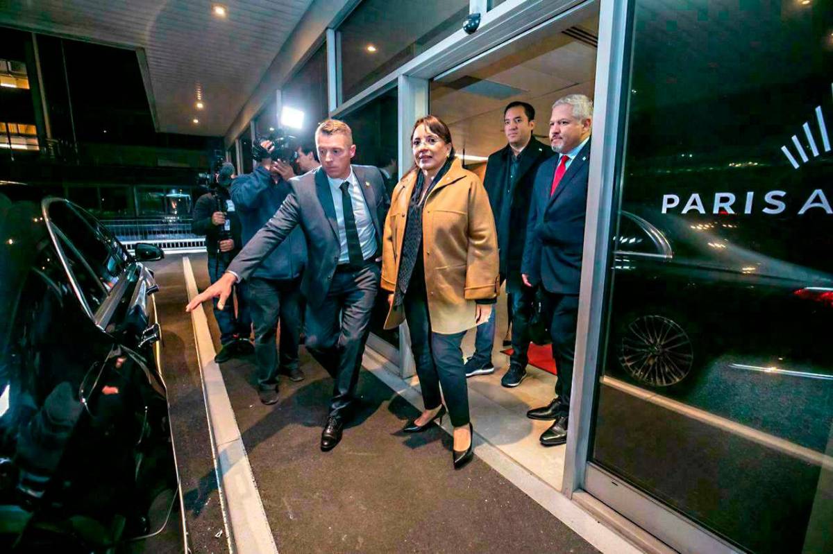 Xiomara Castro llega a Francia y se reunirá con Emmanuel Macrón