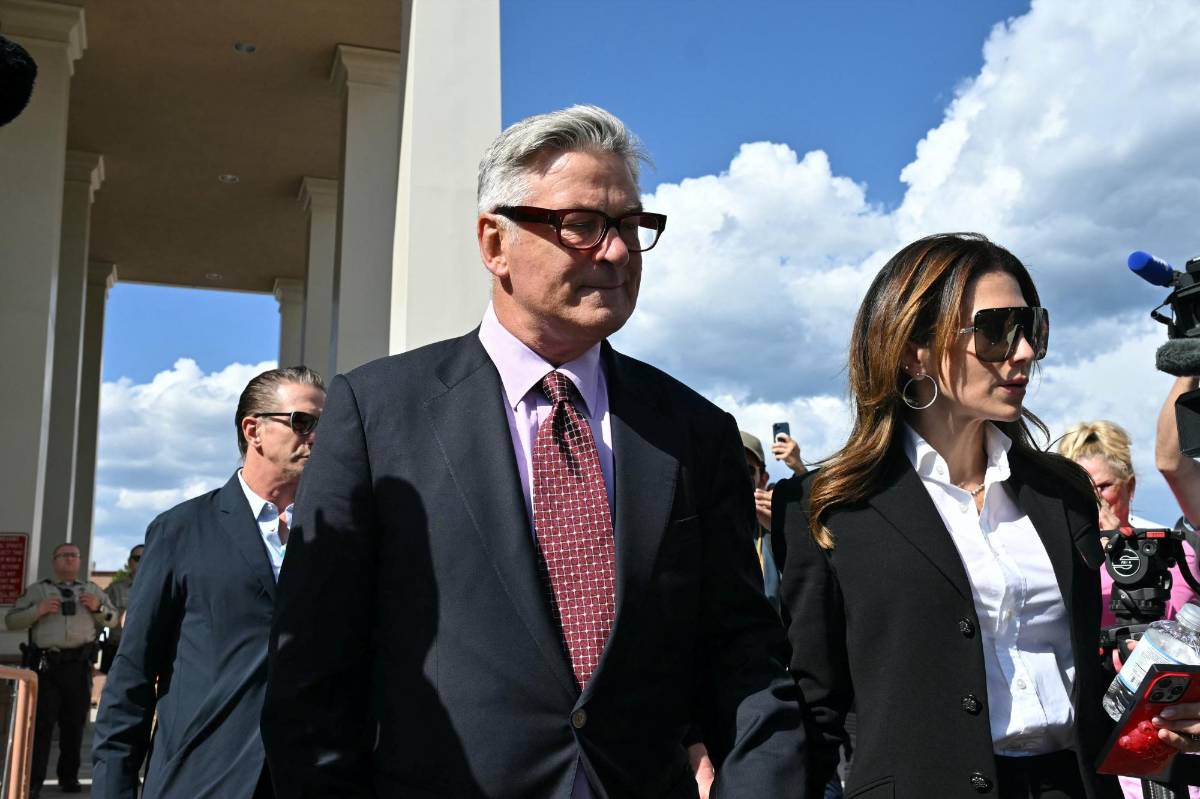 El actor estadounidense Alec Baldwin y su esposa Hilaria Baldwin abandonan el juzgado después de la primera audiencia de su juicio por homicidio involuntario en Santa Fe, Nuevo México, el pasado 10 de julio.