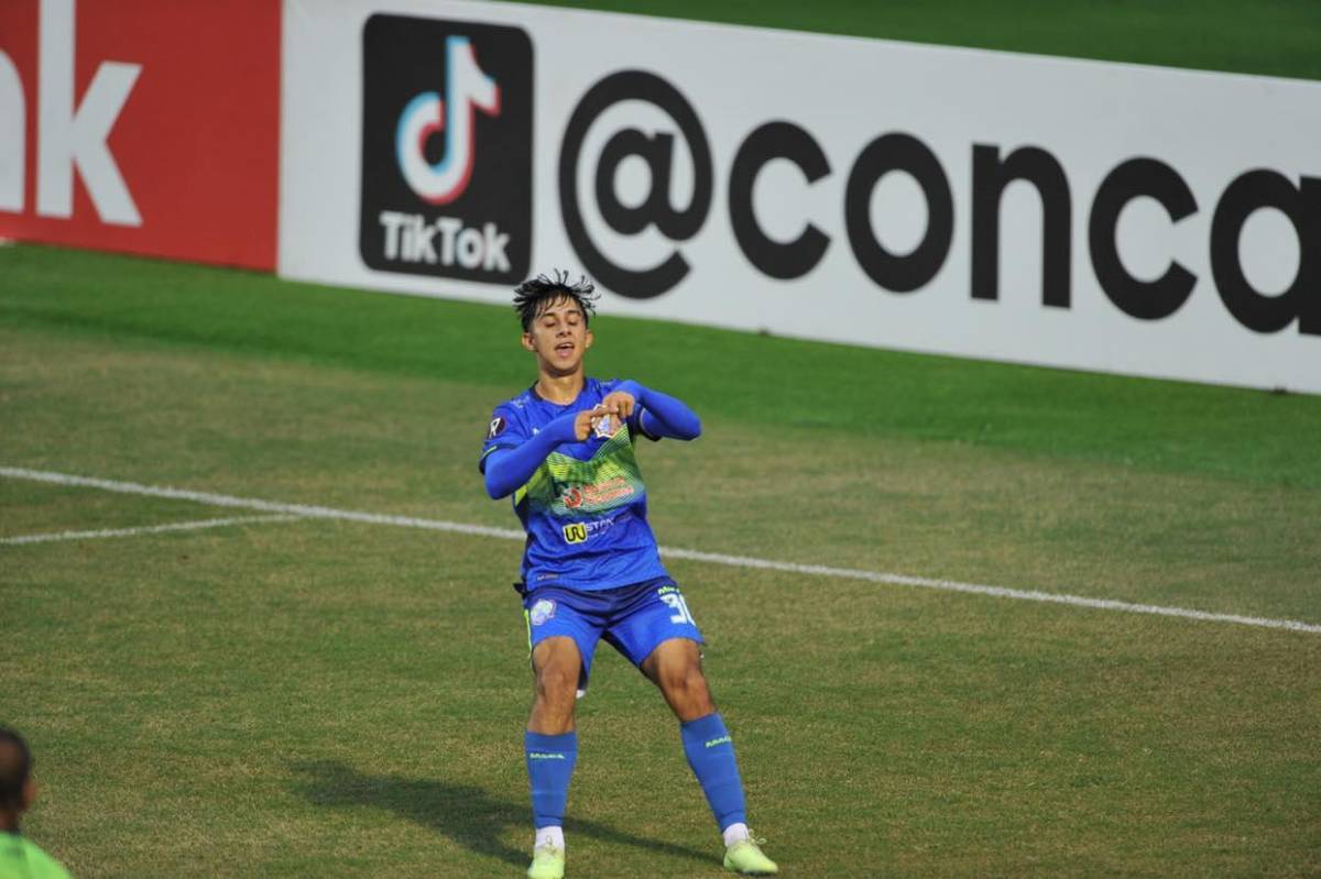Yostin Obando celebrando su golazo en el tiempo añadido.