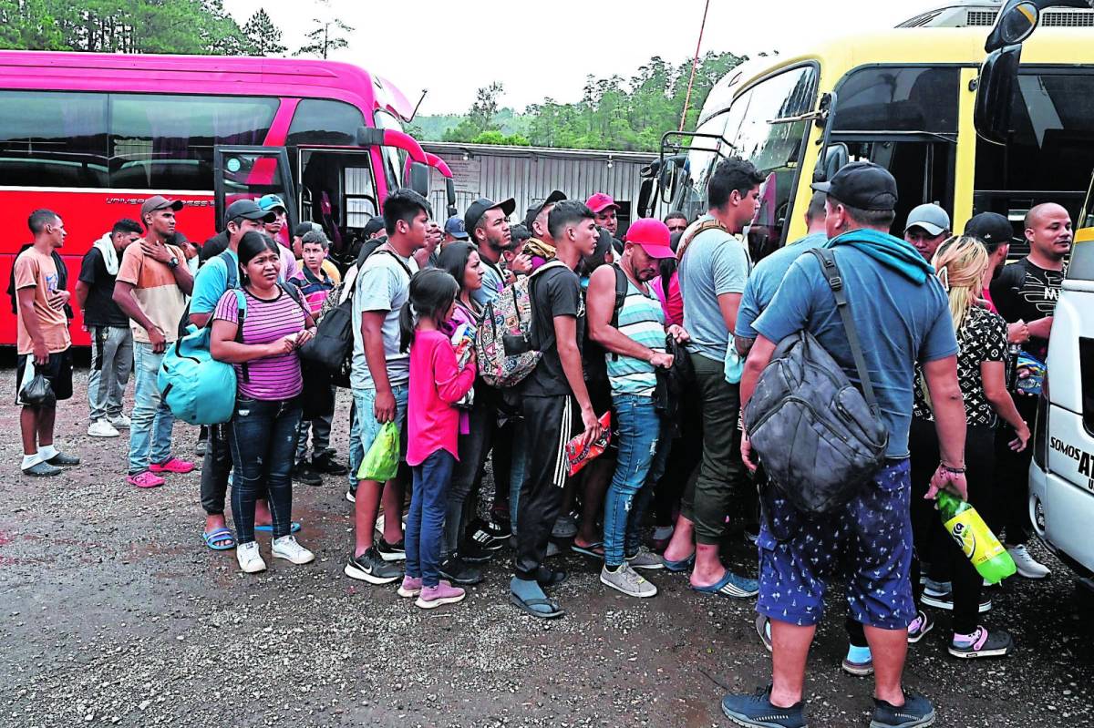 El gobierno ha autorizado a unidades de transporte para el traslado de indocumentados ante el ingreso masivo registrado en el oriente. Foto: AFP / J. Flores