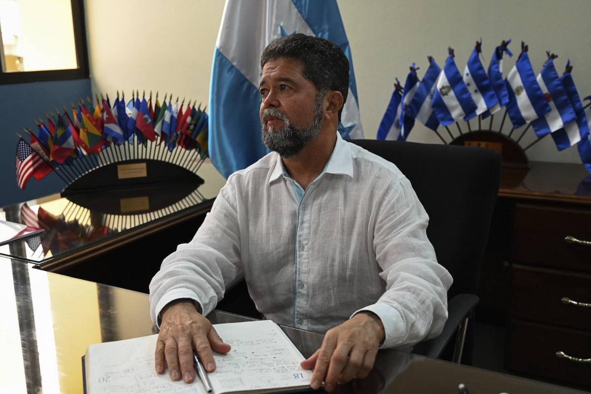 El ministro de Seguridad de Honduras, Ramón Sabillon, es visto durante una entrevista con AFP