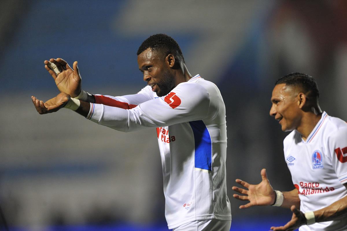 Yustin Arboleda celebró su gol con un ‘Kame Hame Ha‘ de Goku en homenaje a Akira Toriyama, creador de Dragon Ball, fallecido en los últimos días.