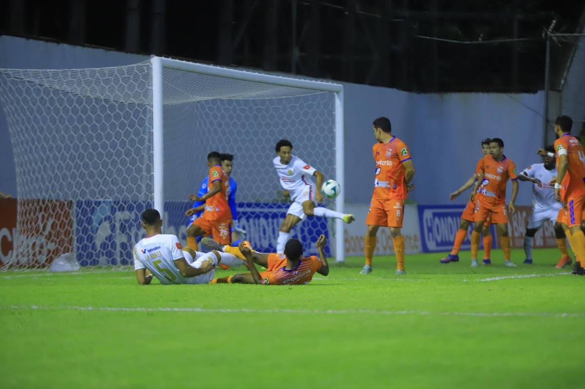 El balón dio en Oliver Morazán y la pelota para fortuna del jugador de la UPN dio en el palo. Estuvo a punto de marcar en propio arco.