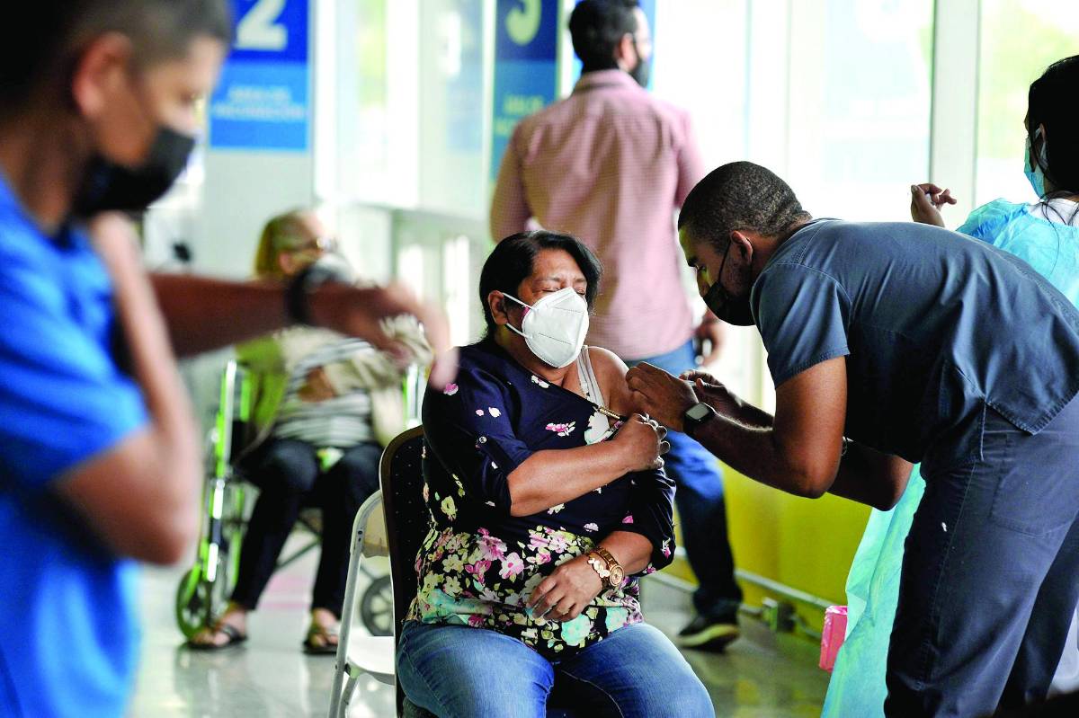 Salud no planea adquirir la vacuna para variantes covid