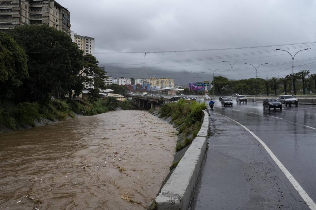 Colapsan vías y ríos desbordados por las intensas lluvias en Venezuela