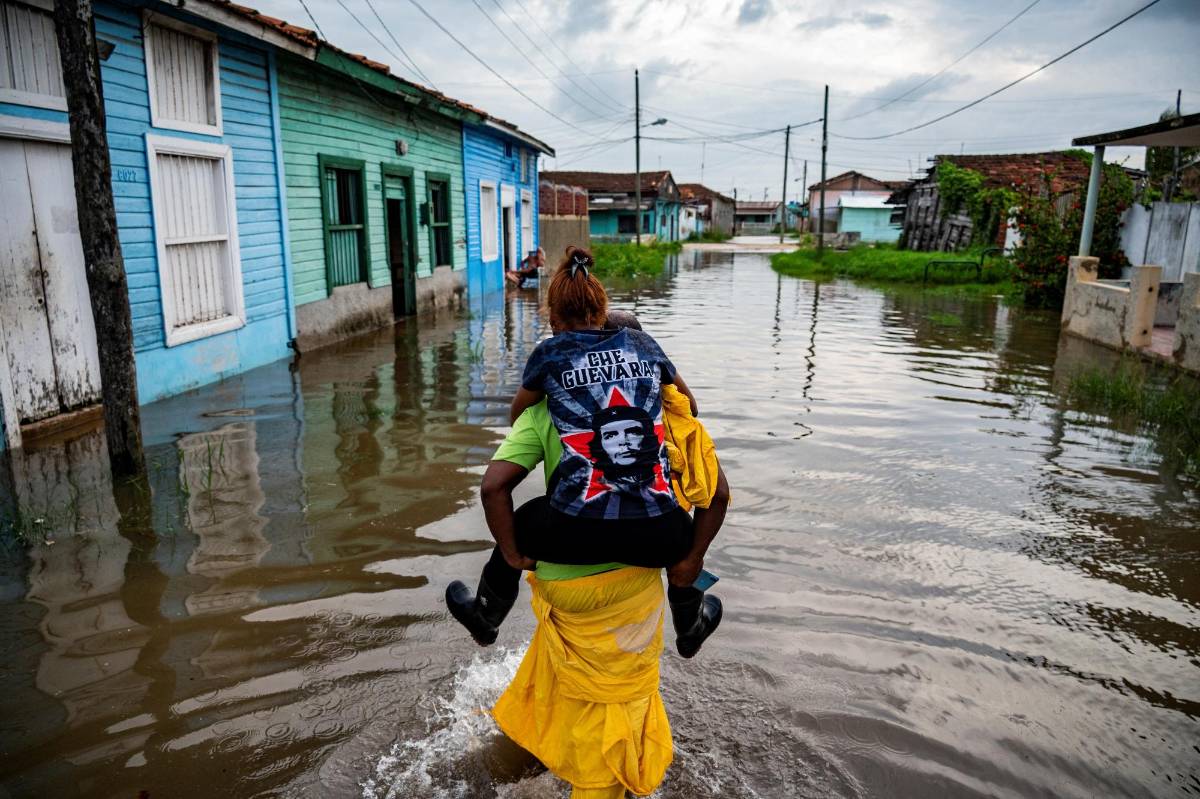 El huracán Idalia deja intensas lluvias, inundaciones y apagones en Cuba